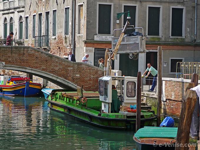 bateau poubelle au pont de la Comenda sur le rio della Pieta San Antonin à Venise
