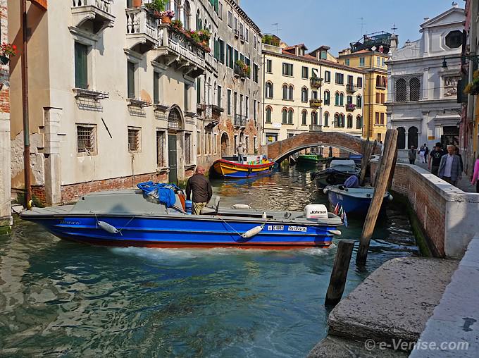 bateau en train de faire un demi-tour dans le rio de la Pieta San Antonin à Venise