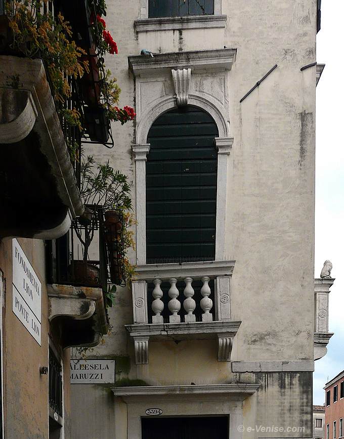 balcon fenêtre tordu palazzo Maruzzi dans le Castello à Venise