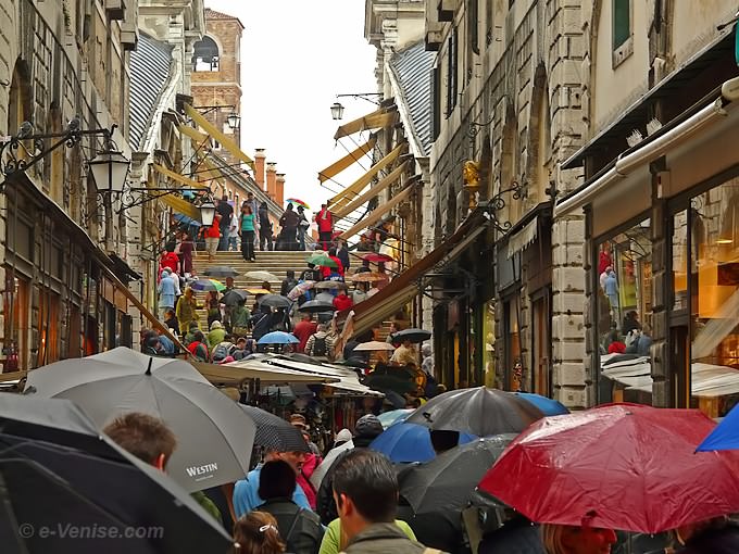 parapluies sur le pont du Rialto à Venise