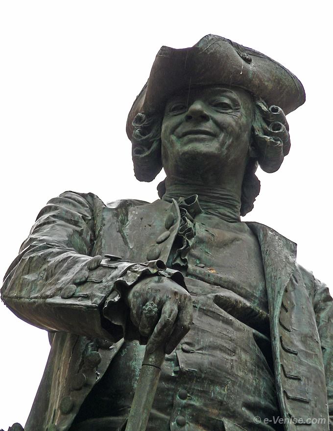 statue de Carlo Goldoni à Venise sur le campo San Bartolomeo dans le sestiere de San Marco 