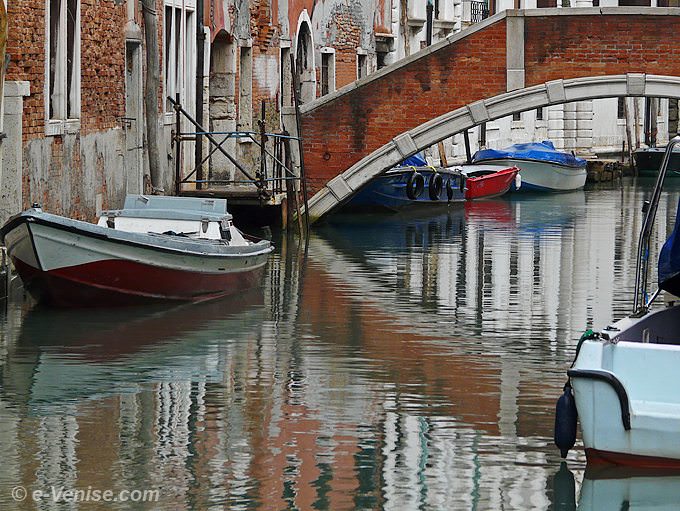 reflets sur le rio de San Severo, sous le ponte Novo dans le Castello à Venise