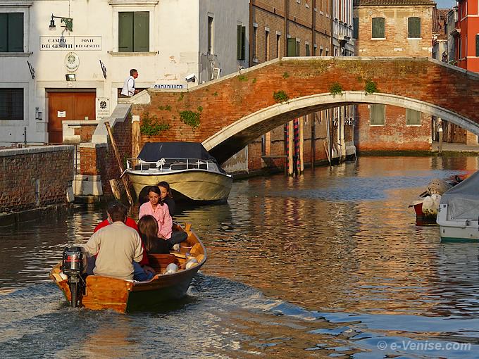 rio de Santa Caterina et le pont des Gesuiti dans le Cannaregio à Venise