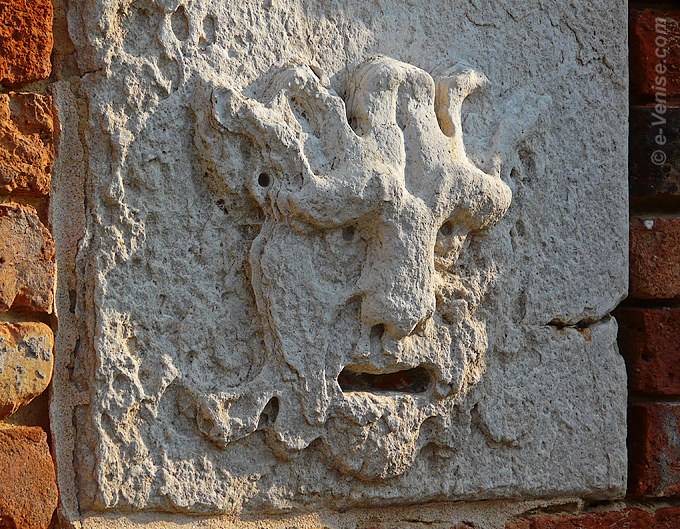 bocca di leon bouche destinée à recevoir les dénonciations secrètes  contre les blasphémateurs et les irrévérencieux église de San Martin dans le Castello à Venise