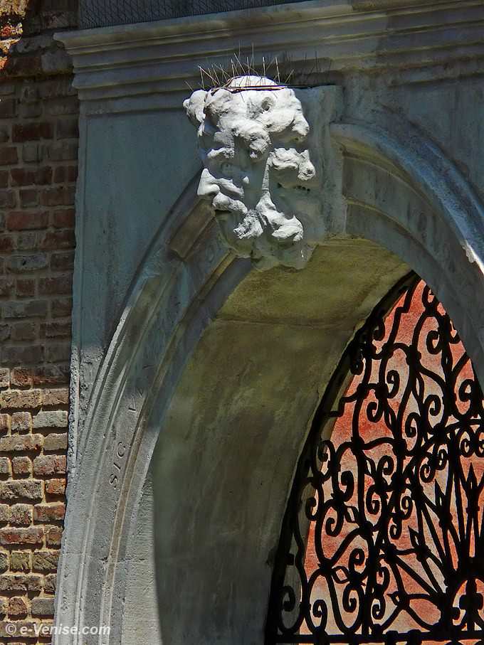 palazzo Veggia Papafava Tasca, tête d'homme barbu