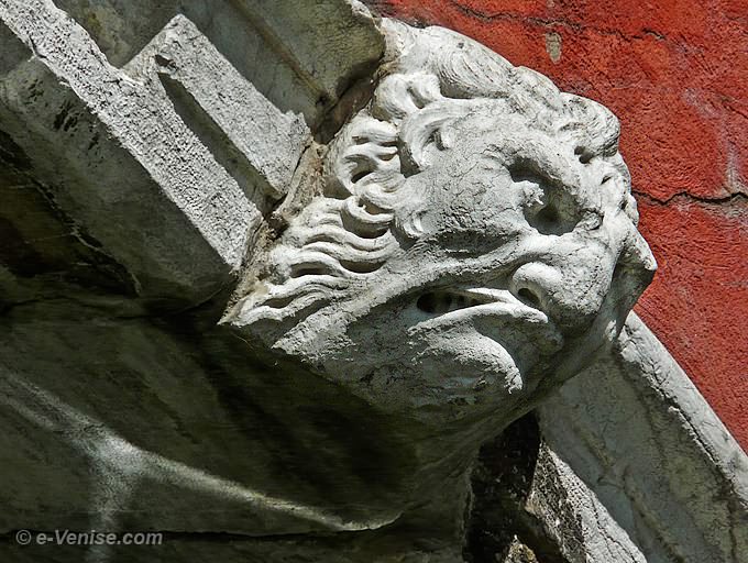 tete sculptée pont de la Guerra sur le Rio San Zulian à Venise dans le Castello