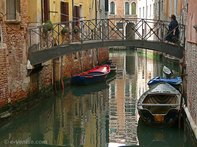 rio de Ca' Widmann le petit pont Noris à Venise dans le Cannaregio