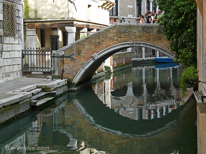 rio de Ca' Widmann et le pont Widmann, au fond le Sotoportegho del Magazen à Venise dans le Cannaregio