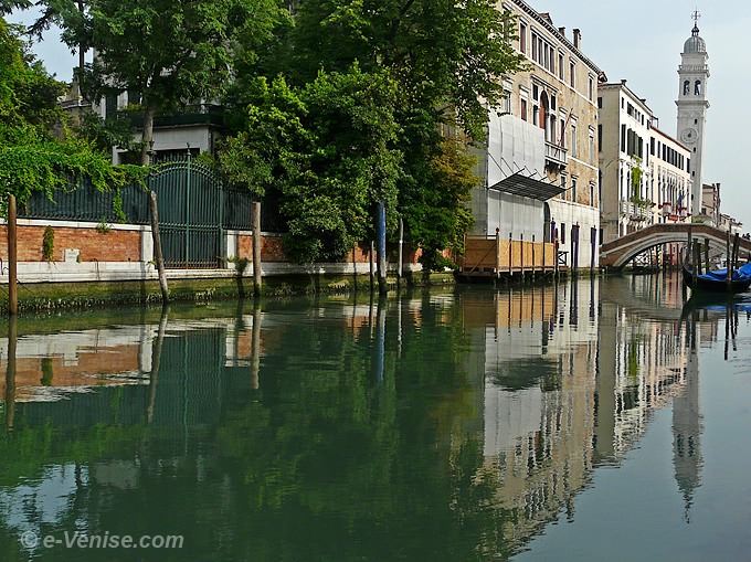 Le Rio de San Lorenzo avec au fond le Campanile de San Giorgio dei Greci dans le Castello à Venise