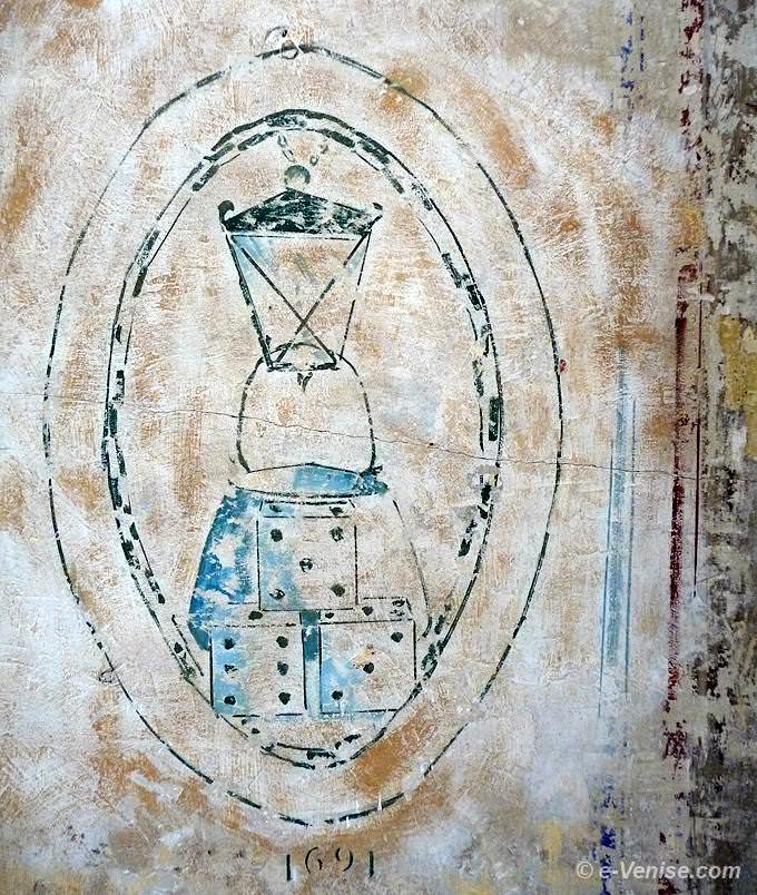 fresque avec des dés à jouer Sotoportego de le Colonne à Venise dans le sestiere de San Marco
