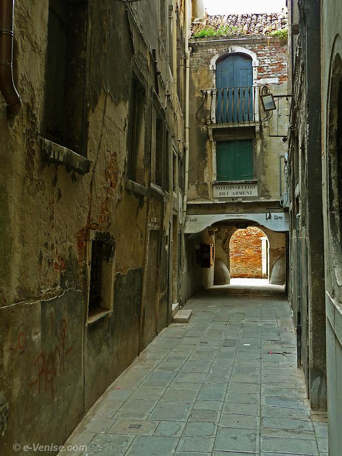 sotoportego dei Armeni, sottoportico des arméniens où se trouve l'entrée de l'église Sainte Croix des Arméniens de Venise