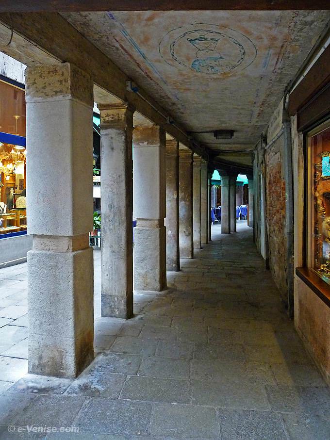 Sotoportego de le Colonne à Venise dans le sestiere de San Marco