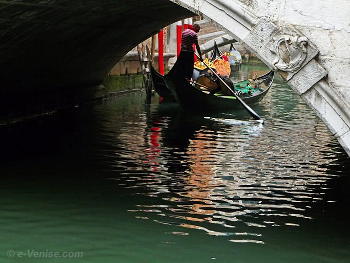 gondole sous le pont dei Pignoli sur le rio dei Bareteri dans le sestiere de San Marco à Venise