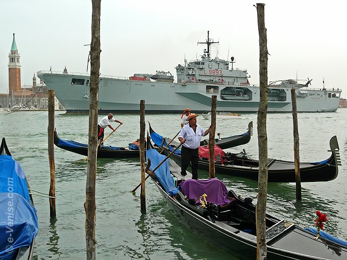 navires de guerre et gondoles sur le bassin de Saint Marc à Venise