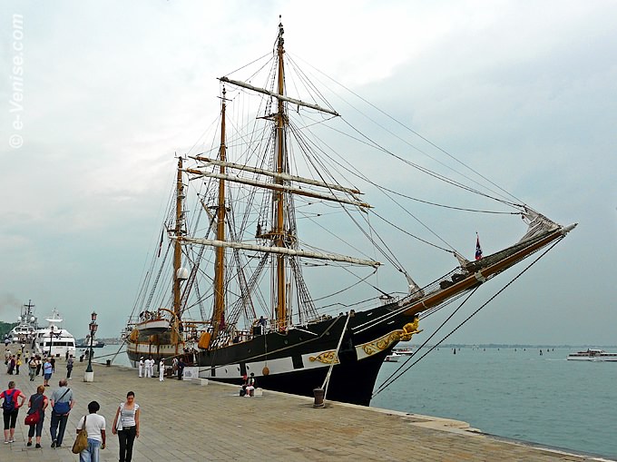 trois mats Palinuro, navire école de la marine italienne Riva San Biagio sur le bassin de Saint Marc à Venise