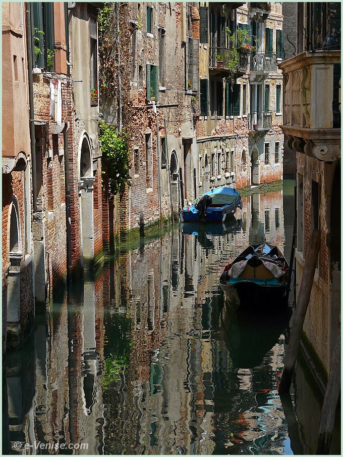 Reflets sur le rio de Santa Maria Formosa dans le Castello à Venise