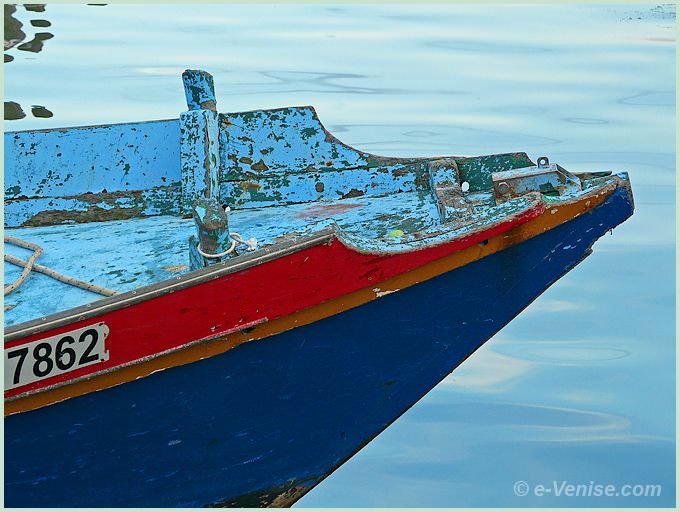 barque de pêcheur sur le canal de San Piero à Venise