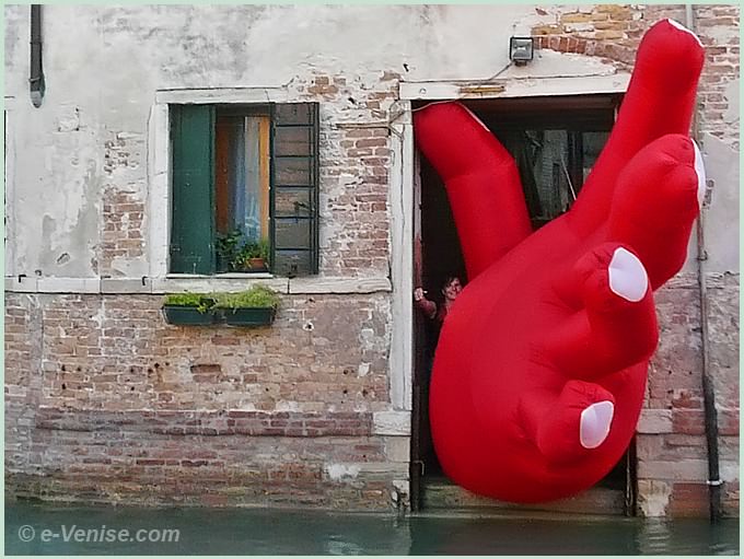 la main rouge de Giovanni Coletti à San Martin
