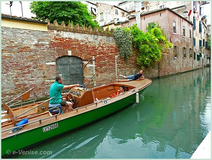 famille en bateau sur le rio de San Martin dans le Castello  à Venise