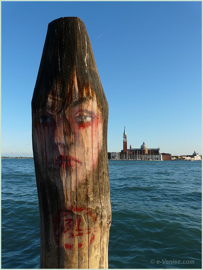 tête peinte sur un palo Riva degli Schiavoni à Venise