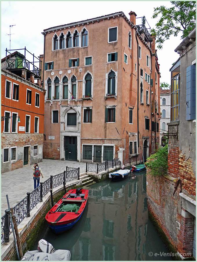 Venise Palais Priuli de style Veneto Gothique du XVe siècle, façade sur le rio et le campo de San Severo