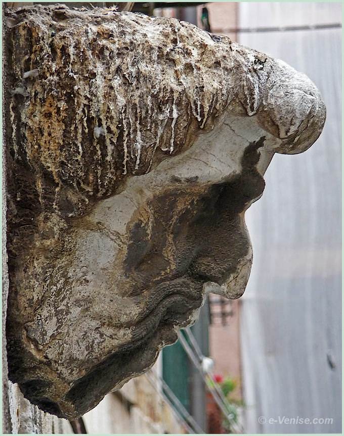 Venise sculpture d'une tête d'homme en haut d'une porte d'eau sur le rio San Zaninovo dans le Castello 