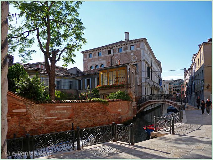 rio de San Severo avec au fond le Palais Zorzi à Venise dans le Castello 