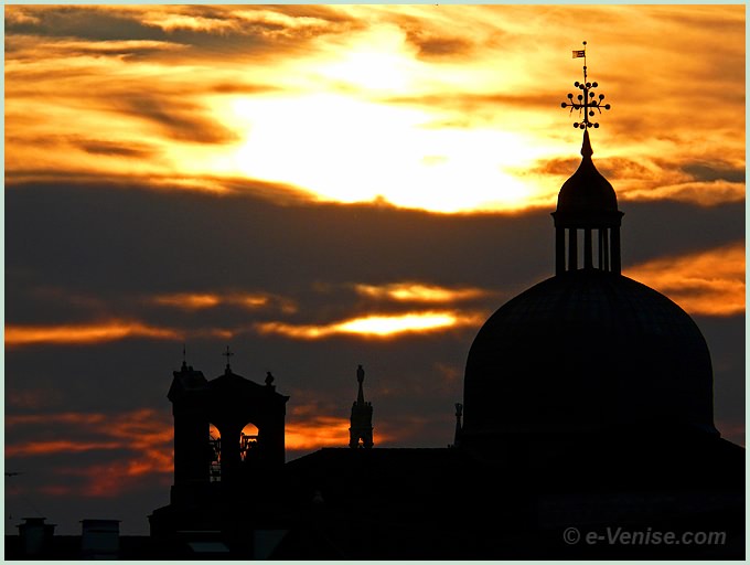 coucher de soleil à Venise derrière l'église de San Giovanni e Paolo dans le Castello