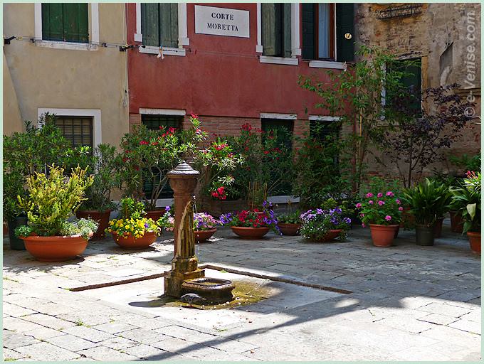La petite fontaine de la Corte Moretta à Venise dans le sestiere de San Marco