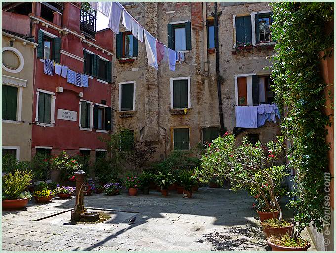 Les fleurs de la Corte Moretta à Venise dans le sestiere de San Marco