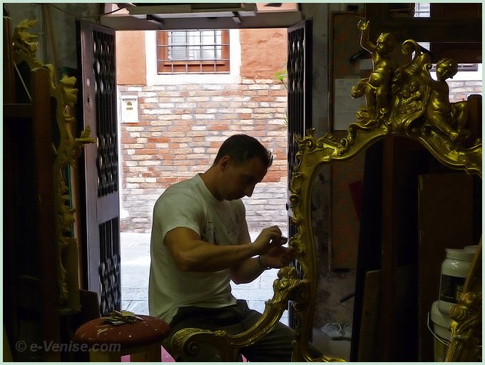 Stefano Zanin artisan laqueur et doreur à Venise en train de restaurer un fauteuil sur lequel se sont assis à la fois le Pape Paul VI mais également le Souverain Pontife Jean Paul II