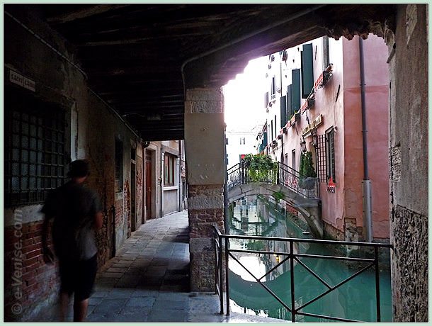 Sotoportego de la Stua avec le rio de San Zaninovo dans le Castello à Venise