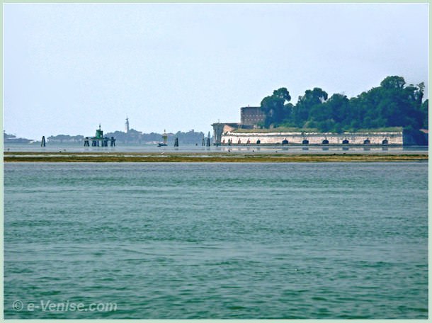 le Fort de Sant' Andrea et un peu plus loin, le Campanile de l'île de San Lazzaro degli Armeni