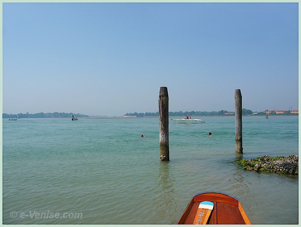 Devant l'île de Sant' Erasmo, à l'extrême gauche, l'île du Lido, en face, le petit trait blanc est le Fort de Sant' Andrea