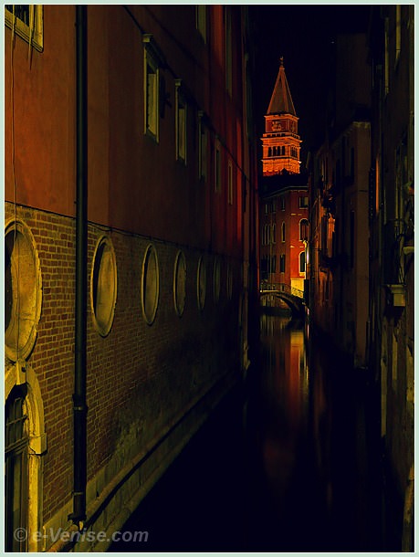 reflet du Campanile de Saint Marc sur le rio de San Salvador à Venise