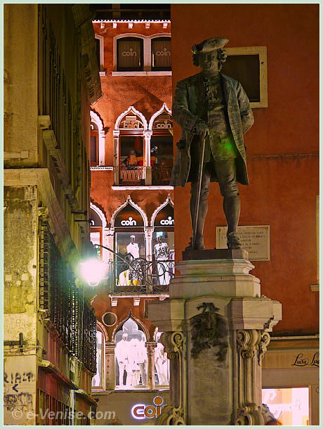 Carlo Goldoni sur le Campo San Bartolomeo à Venise