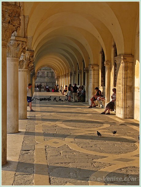 galerie du Palais des Doges du côté de la Piazzetta à Venise