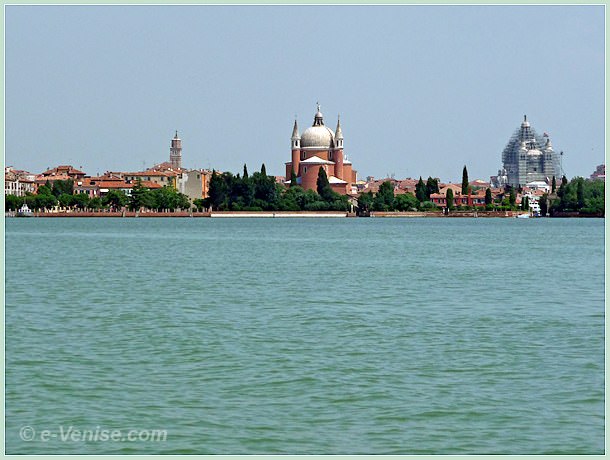 Campanile dei Carmini à gauche, au centre l'église du Redentore et à droite l'église de la Salute à Venise