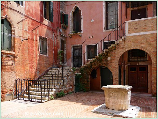 Corte Morosini à Venise avec son puits de la première moitié du XIVe siècle