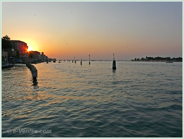 coucher de soleil sur les Fondamente Nove et l'île de San Michele à Venise