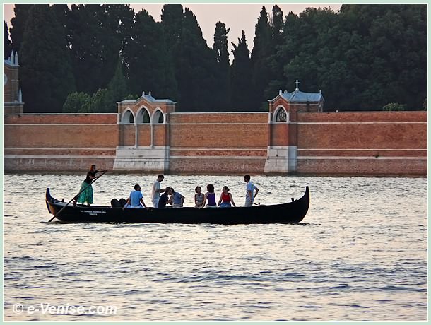 une barque un soir d'été à Venise devant l'île de San Michele