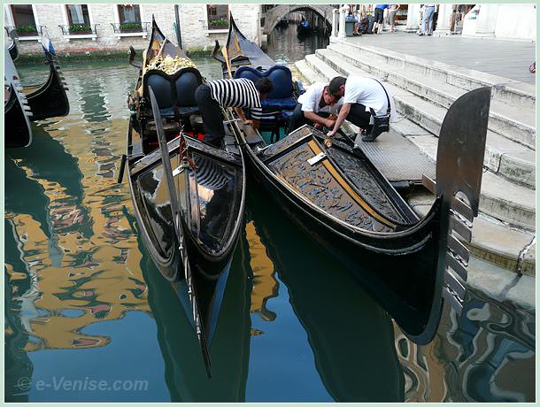 gondoles et gondoliers sur le bacino Orseolo à Venise