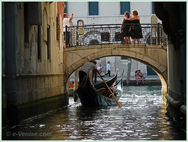gondole sur le rio de San Salvador à Venise