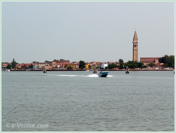 L'île de Burano et son Campanile penché dans la lagune de Venise