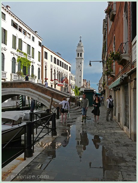campanile de San Giorgio dei Greci se refletant dans une flaque sur la fondamenta San Lorenzo dans le Castello à Venise
