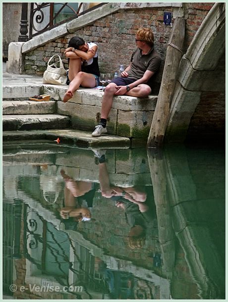 Pont Storto et amoureux devant le rio de la Becarie dans le sestiere de San Polo à Venise