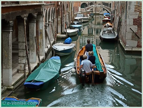 le rio de San Aponal, avec au fond le pont Storto et à gauche le sotoportego de la Furatola dans le sestiere de San Polo à Venise