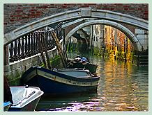 Le rio del Pestrin dans le Castello à Venise, avec au fond, l'église de San Giovanni e Paolo