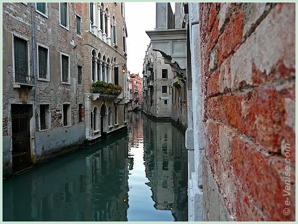 Le Rio de San Luca dans le sestiere de San Marco à Venise, à gauche, avec la petite lampe allumée, la façade du palais Zen da San Paternian, un palazzo du XVe siècle et de style renaissance