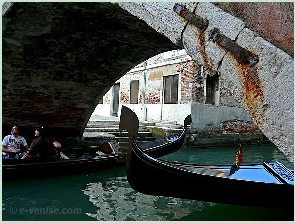 Deux gondoles qui se croisent sous le pont de la Cortesia dans le sestiere de San Marco à Venise